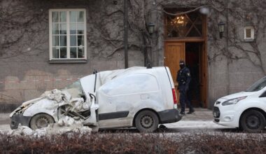 Container föll från lyftkran – bil krossad - Västerbottens-Kuriren