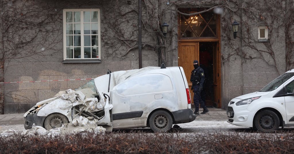 Container föll från lyftkran – bil krossad - Västerbottens-Kuriren