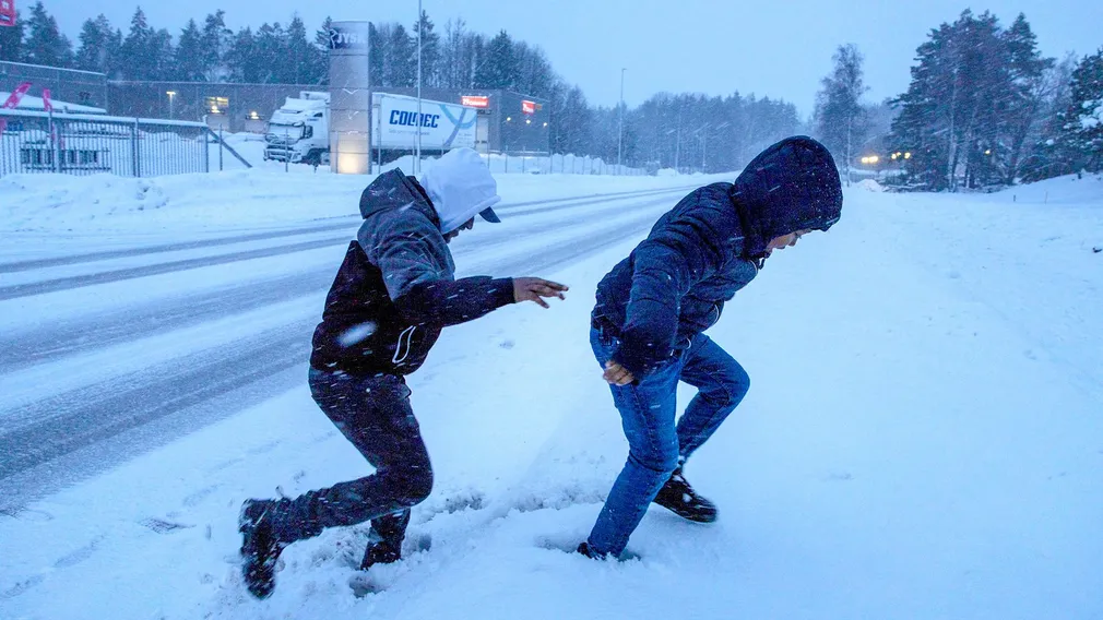 Den här dagen snöar det i sidled, det tar en halvtimme att gå till närmaste centrum.