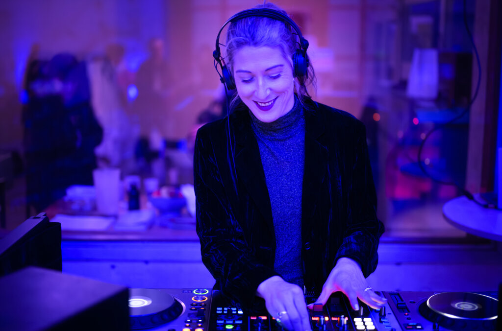 DJ som spelar musik.