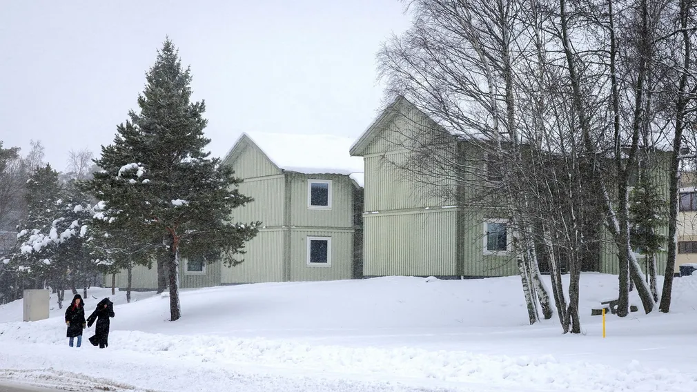 Boendet som Migrationsverket hyr av Arlanda hotellby, ligger intill en stor väg, mitt i ett industriområde.