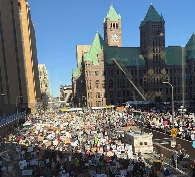 Tiotusentals trotsade kylan.