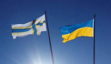 Sverigefinska och Ukrainska flaggan