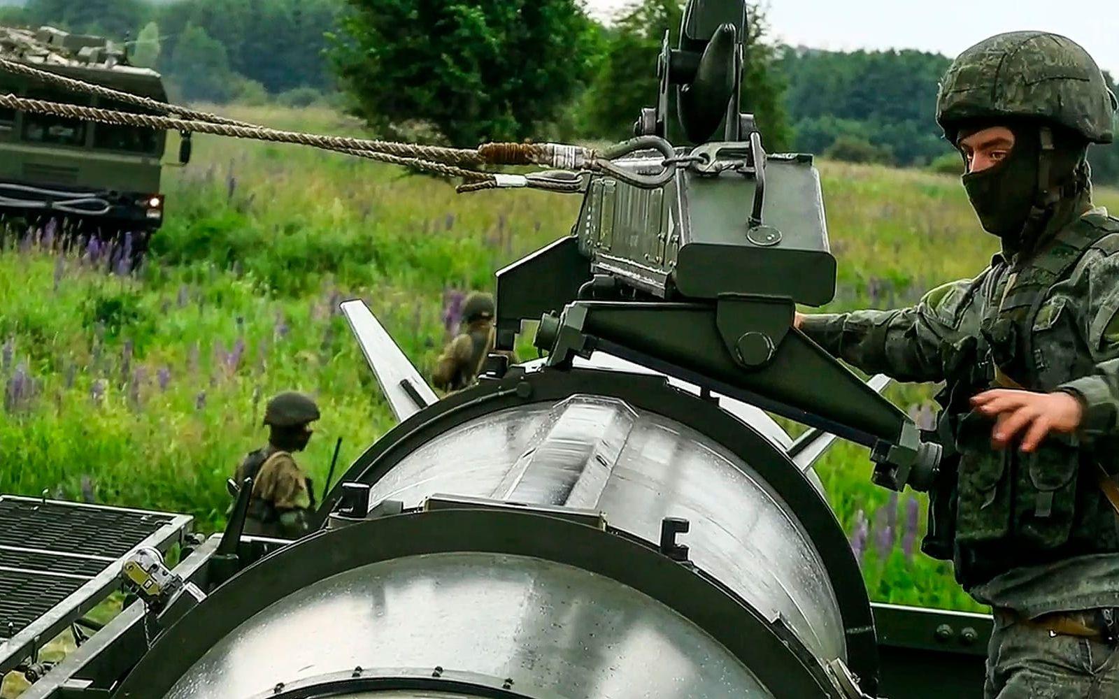 Ryska soldater övar för att använda taktiska kärnvapen. Bild från en video från ryska försvarsdepartementet daterad till i juni 2024.  