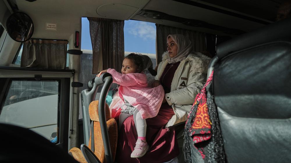 Fem palestinier fick lämna Gaza första dagen som gränsen öppnats