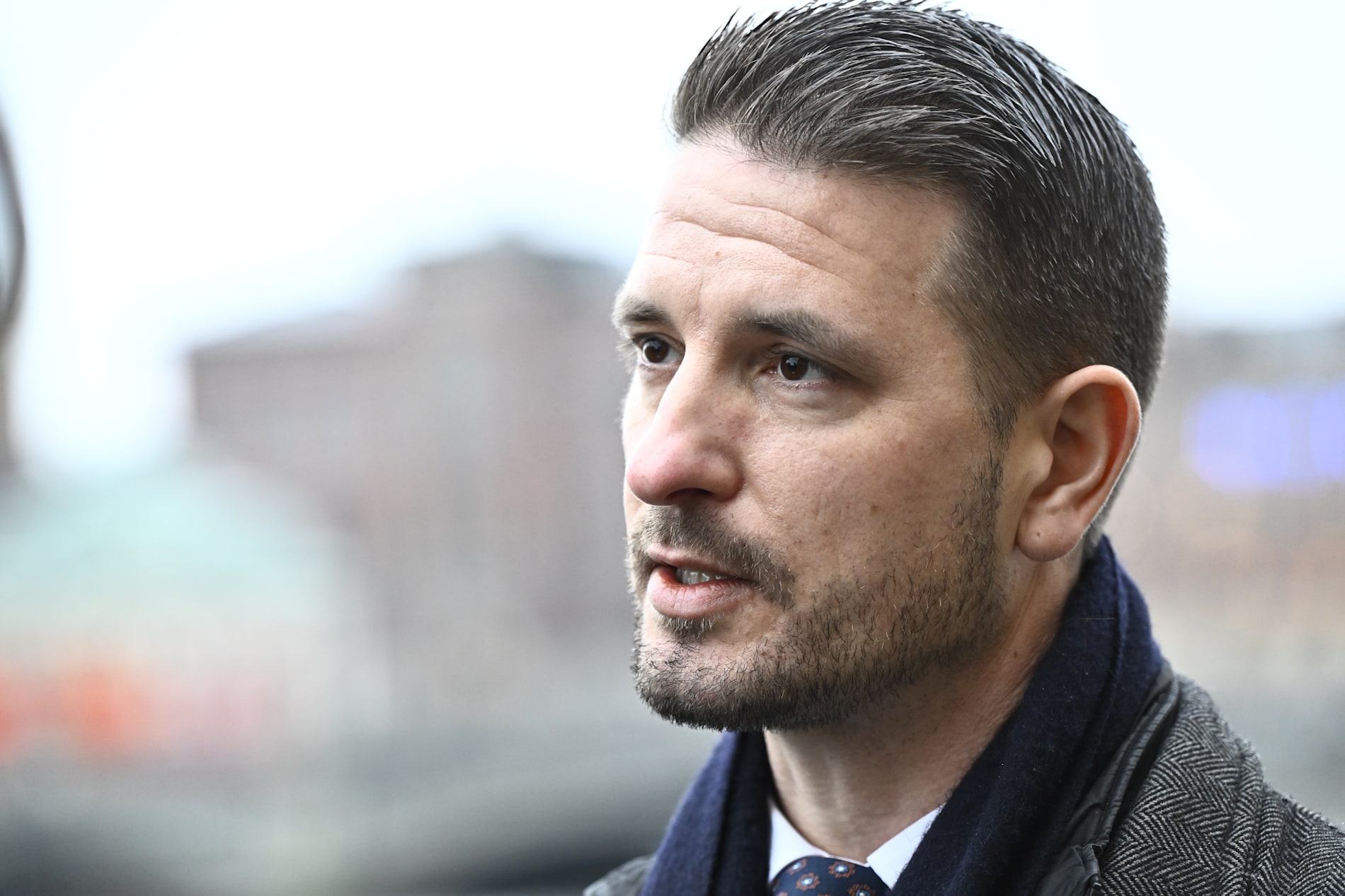 Samuel Gonzalez Westling (V) är kritisk mot regeringen.