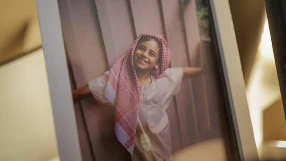 Bilder på Aiham står utspridda i familjens lägenhet.