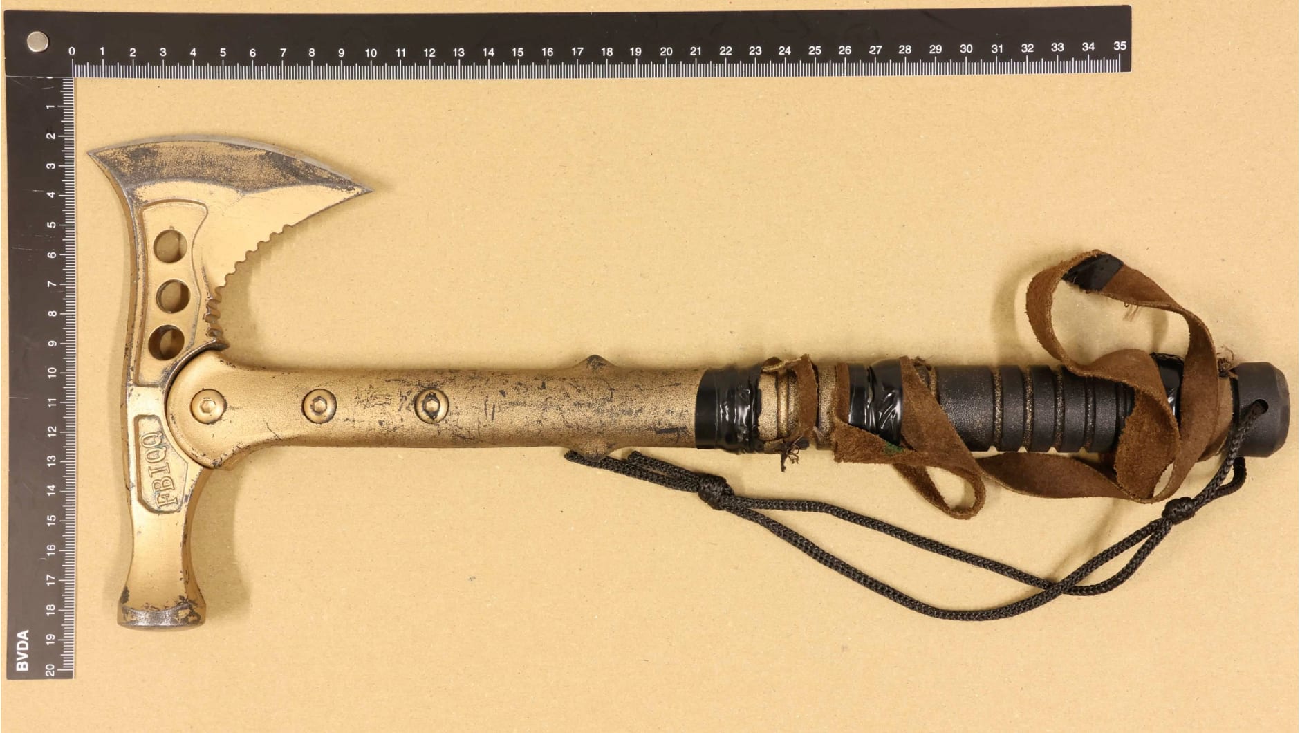 Den guldfärgade campingyxan som Klara använde som rekvisita - och som poliserna upplevde var ett vapen riktat mot dem.