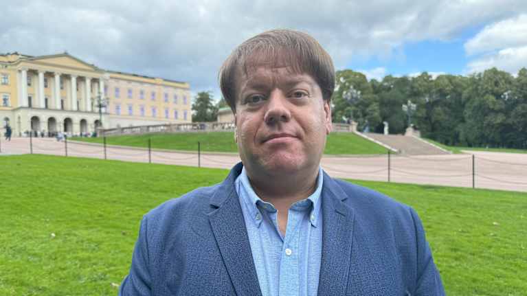 Trond Norén Isaksen framför det kungliga slottet i Oslo.