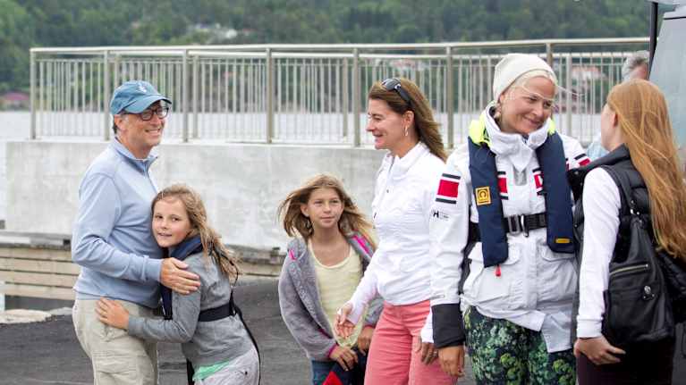 Mette-Marit tillsammans med Bill Gates familj klädda i flytvästar i Norge år 2013.