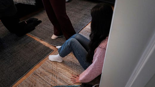 Emellanåt brister det för kvinnan och hon börjar gråta. Tanken på att skickas tillbaka till hemlandet väcker stark oro.