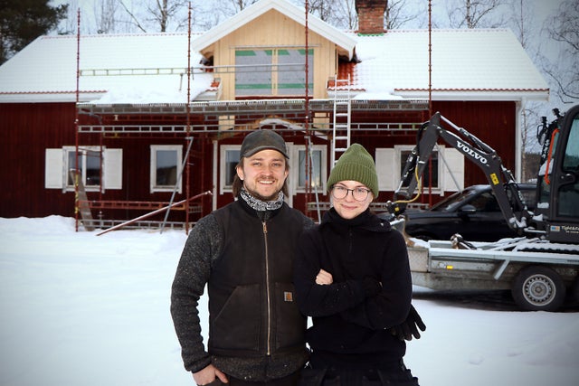 Albin Hjelm och Linnea Ringius köpte fastigheten på 3 500 kvadratmeter i somras. ”Vi skickade ett brev och frågade om vi fick köpa fastigheten och sen ringde det upp en mäklare och sen blev det en försäljning”, berättar Albin.