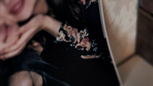 Kvinnans största oro är att hennes dotter ska drabbas. Den tonåriga flickan har bott i Sverige sedan förskoleåldern.