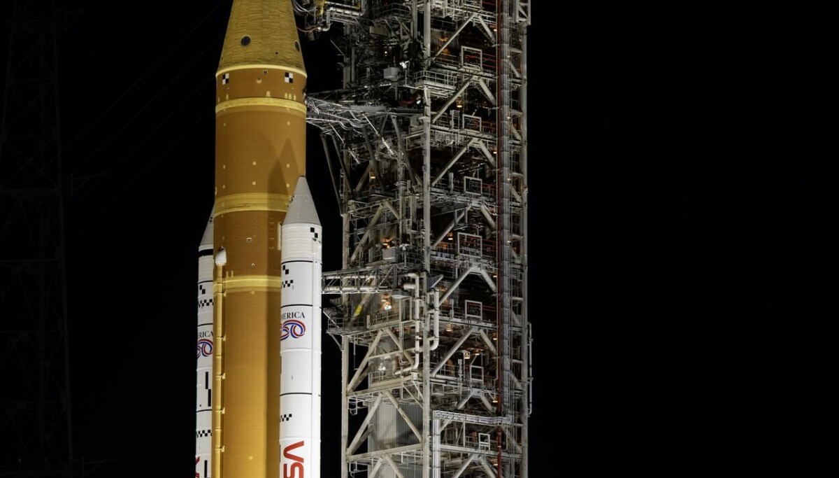 Bränsleläcka vid test – bemannad månraket får vänta till mars