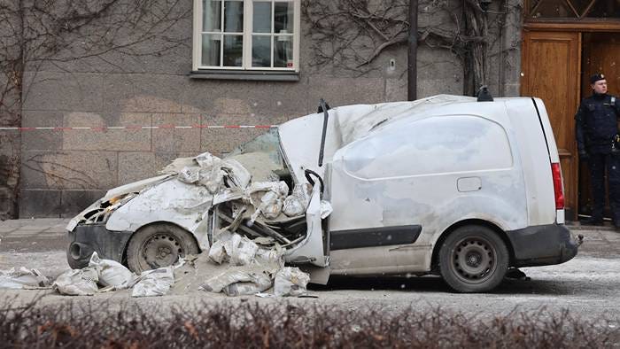 DN Direkt – Lyftkran tappade tung last på bil i centrala Stockholm