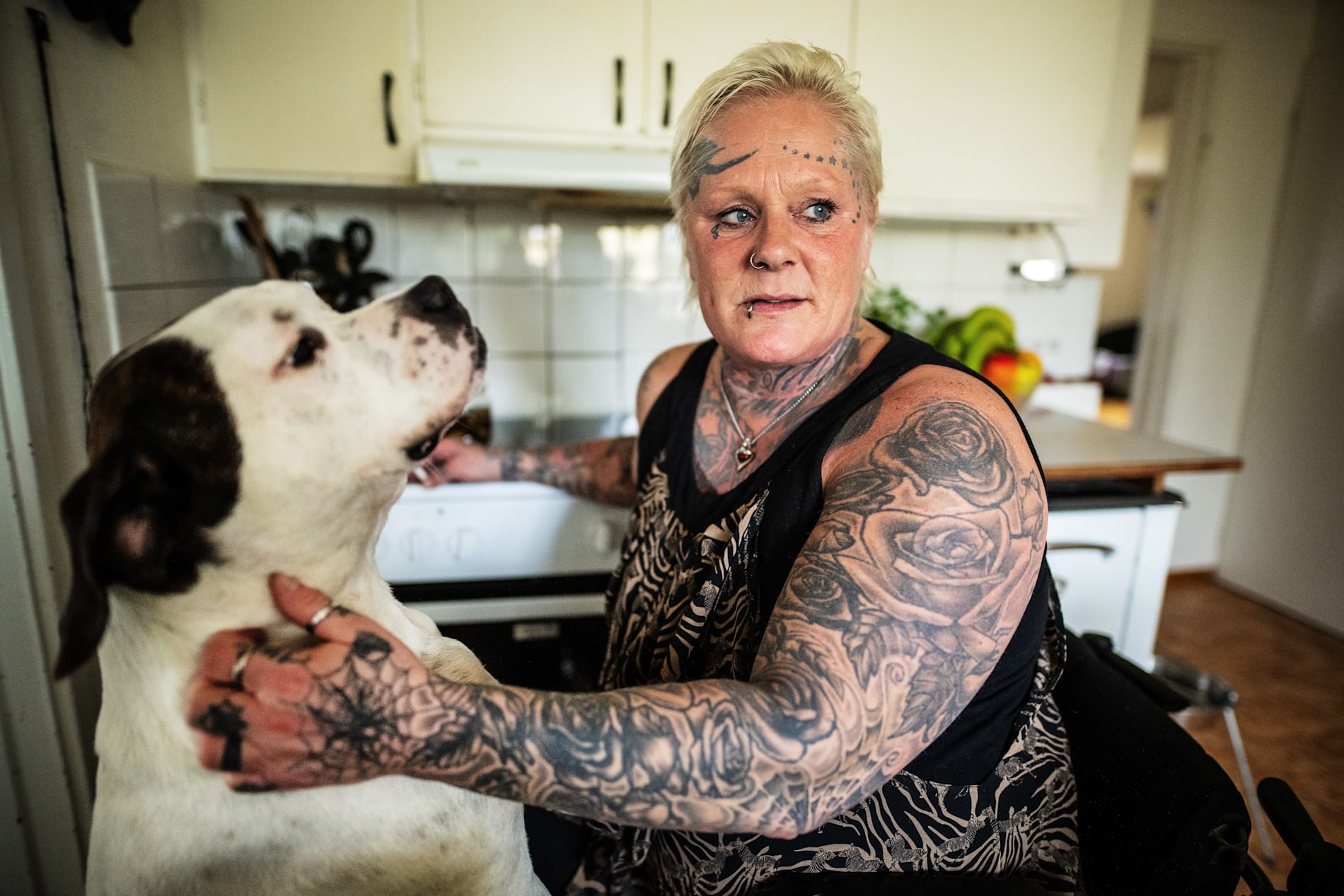 Klara hemma i köket med en av hundarna.