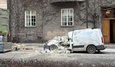 Last föll från lyftkran – demolerade bil på Karlaplan - SVT Nyheter