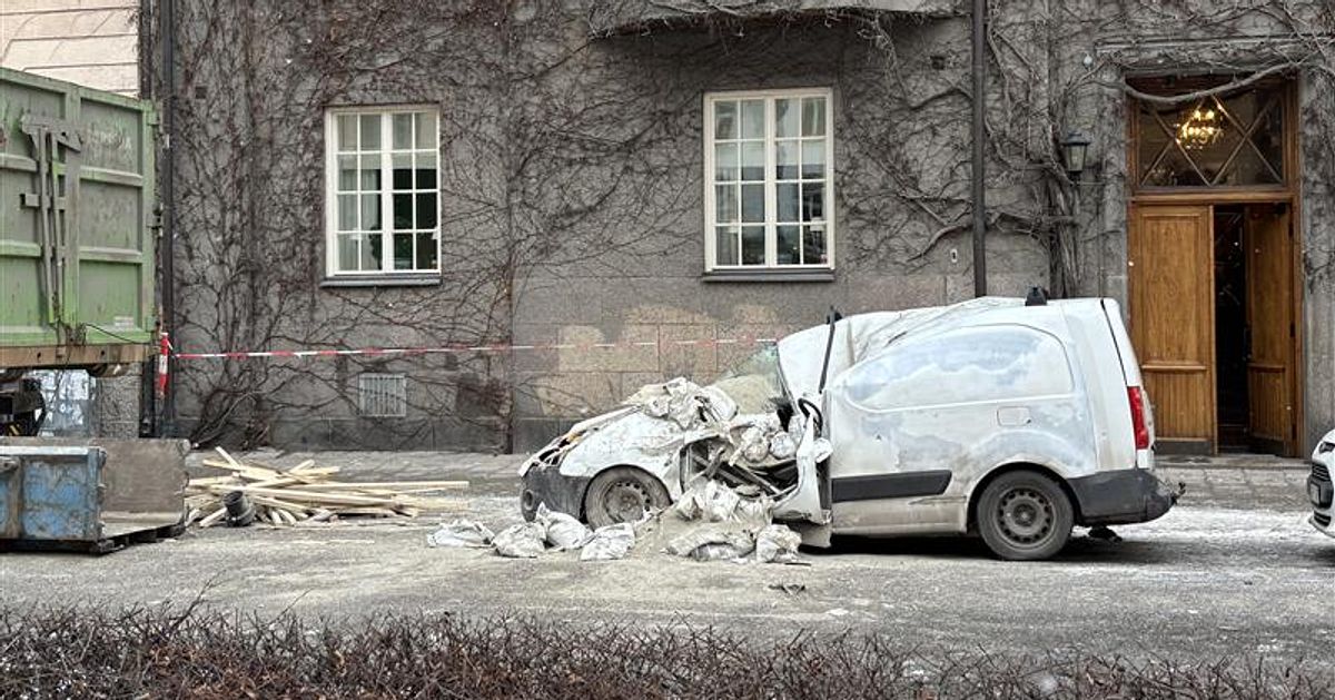 Last föll från lyftkran – demolerade bil på Karlaplan - SVT Nyheter