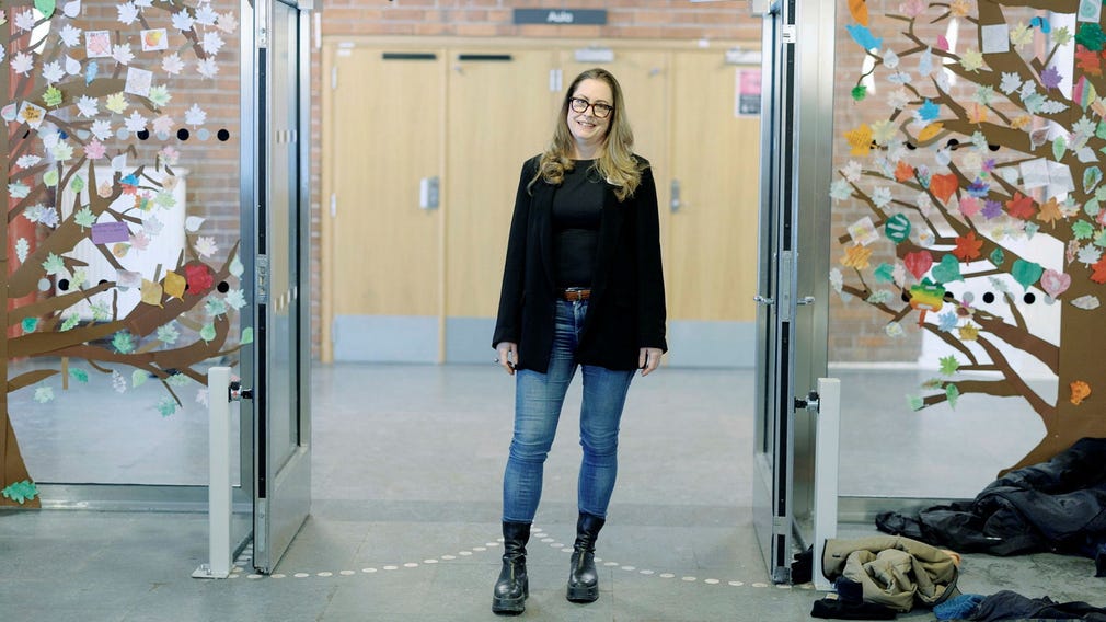 Anna Gustafsson Avci visar stolt upp skolans ”kärleksträd”.