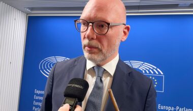 M-politikern hade täta USA-kontakter innan klimatregler ändrades