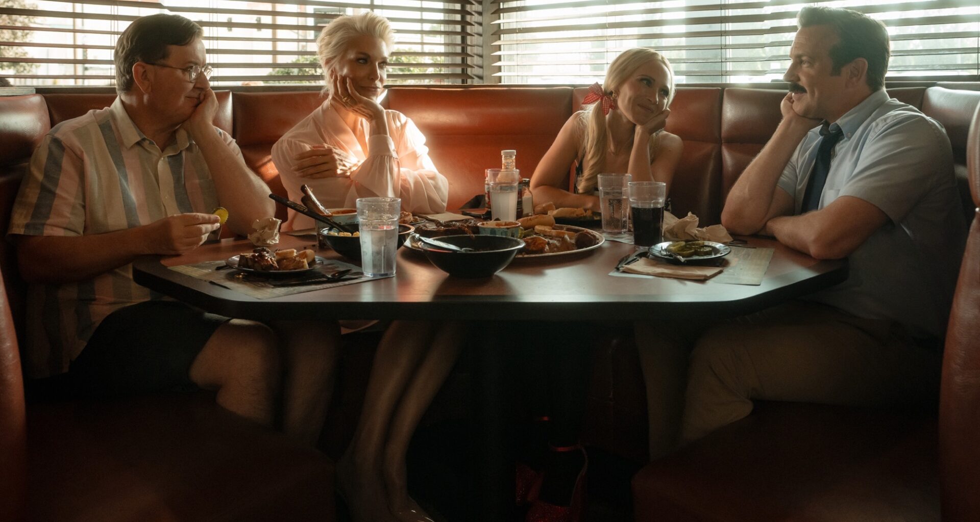 Fjärde säsongen av Ted Lasso kommer i sommar. Då ska Ted träna ett damlag.