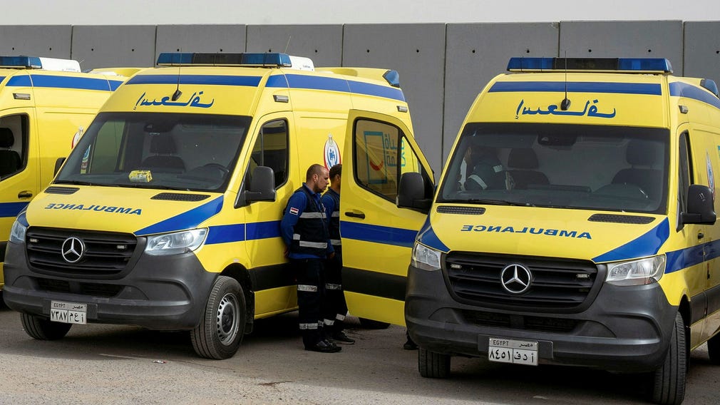 Ambulanser väntar på att köra in i Gaza.