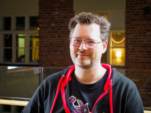 Benjamin Vehling jobbar för ett spelförlag i Tyskland men bor i Jakobstad. Under helgen var han medarrangör av Game Jam i Campus Allegro.