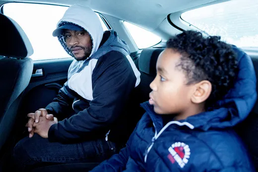 Eftersom Migrationsverket inte vill släppa in oss i lokalerna så får vi ta skydd från kylan och stormen, i en bil på parkeringsplatsen mittemot.