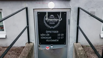 Nio bokstäver över dörren till salongen vittnar om vad som hände här: Bokstäverna LL (Long Live/Länge Leve) följt av offrens initialer.