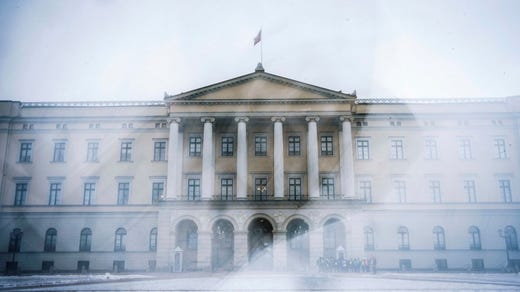 Hårda vindar runt det kungliga slottet.