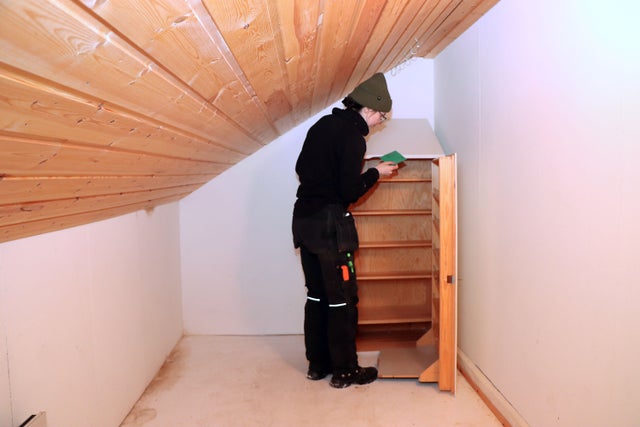 I vindsvåningen ett skåp i vilket Linnea ämnar förvara sina Pokémon-kort.