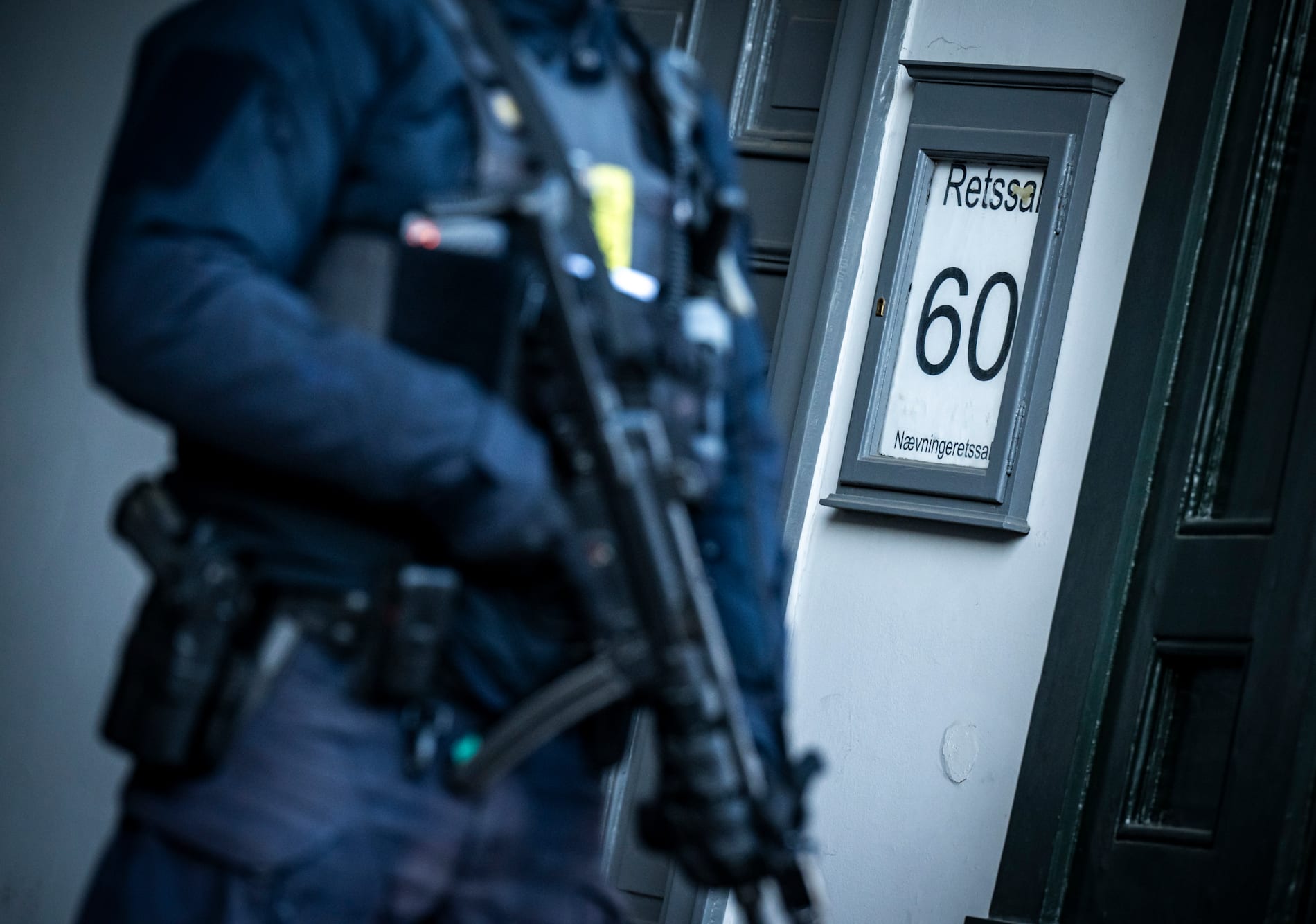 Polis vaktar rättssalen i Köpenhamns tingsrätt under tisdagsförmiddagen.