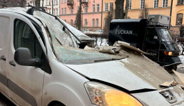 Container föll ner på bil på Östermalm i Stockholm