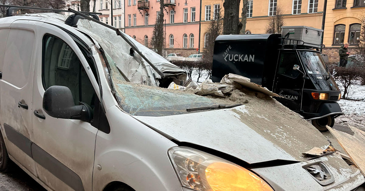 Container föll ner på bil på Östermalm i Stockholm