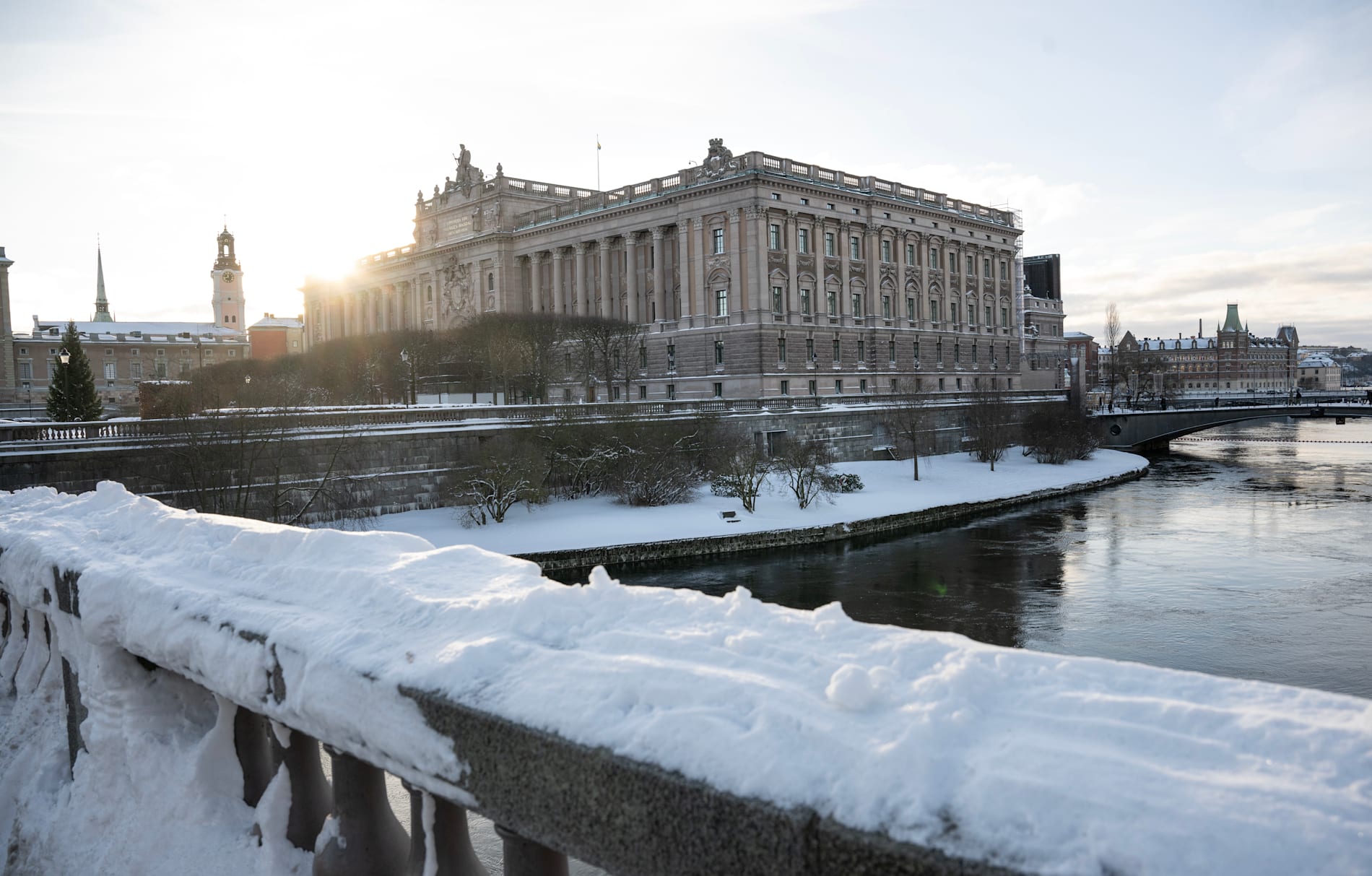 Två personer har flugit med drönare över riksdagshuset. Arkivbild.