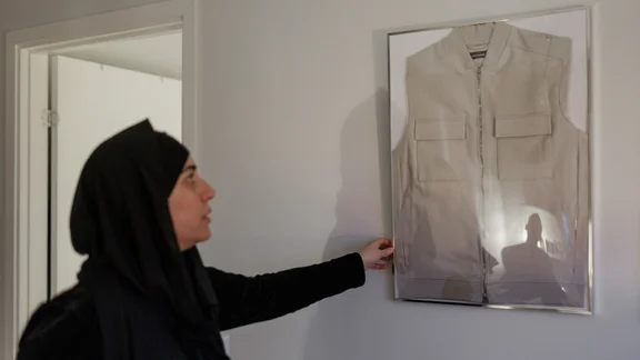 Tröjan Aiham hade på sig på frisörsalongen hänger inramad i familjens vardagsrum