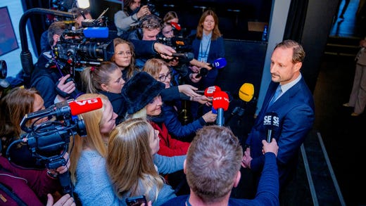 Kronprins Haakon möter pratar med pressen om anklagelsera mot ”bonusprinsen”.