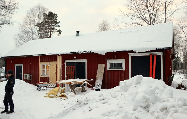 Här är den gamla ladan som använts till snickeri och vävstuga och nu byggs om till en bostad.