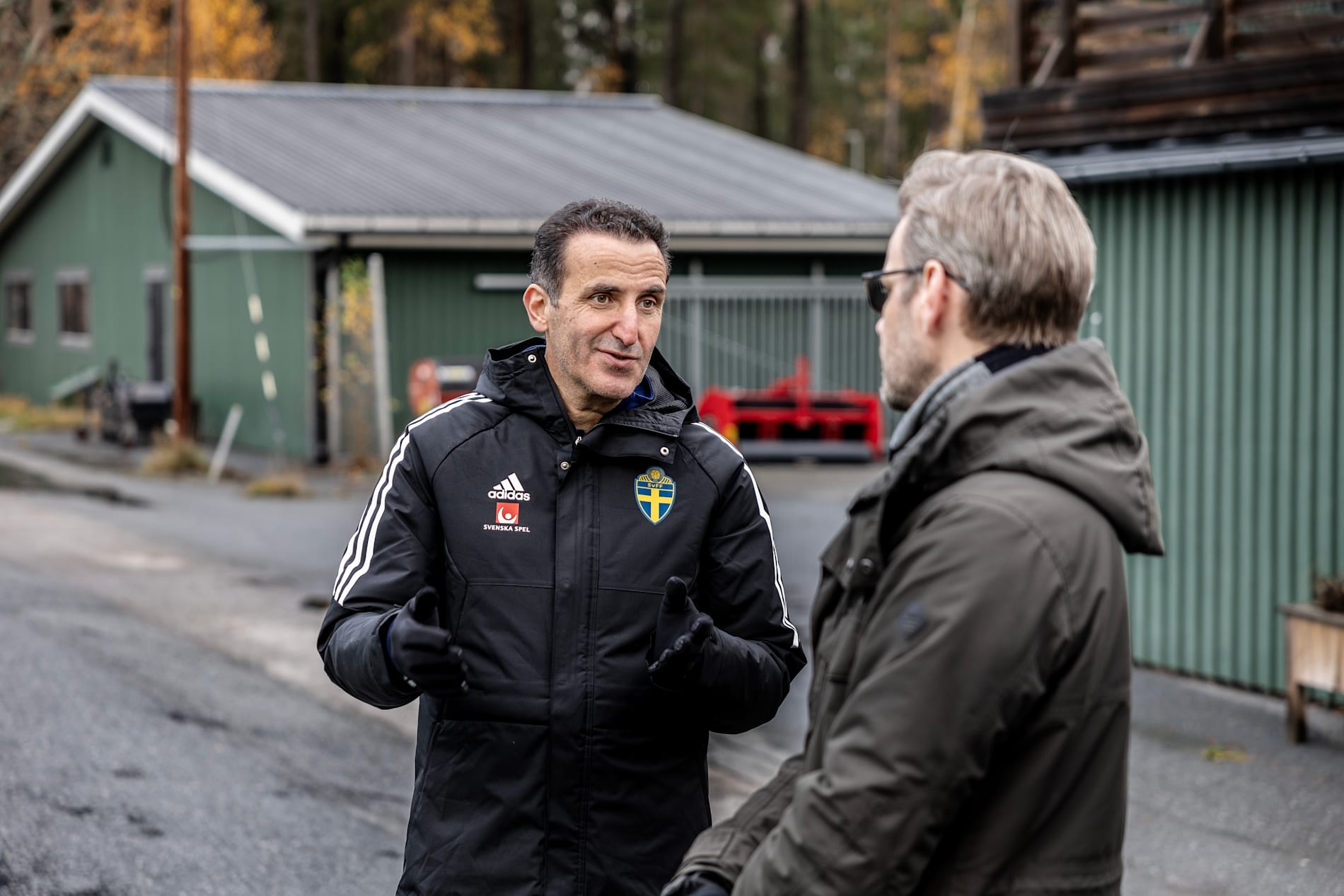 Svenska fotbollförbundets utvecklingschef Elias Mineirji och forskaren Tommy Lundberg på plats under testet i november 2023.