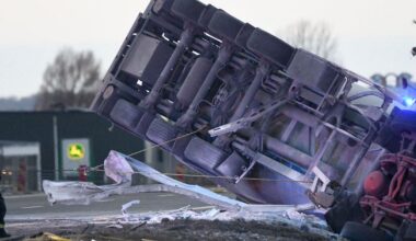 Lastbilar i krock – två personer till sjukhus