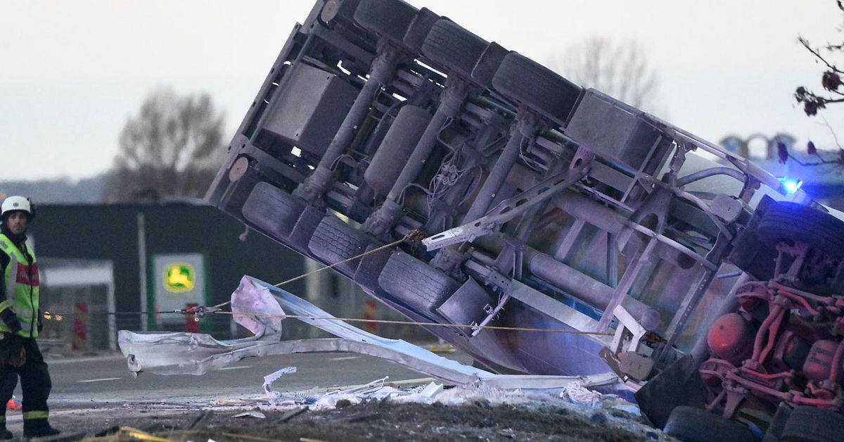 Lastbilar i krock – två personer till sjukhus