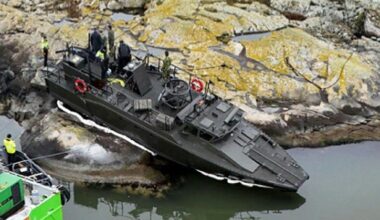Stridsbåten träffade klippan i 40 knop – skadade saknade hjälm