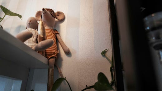 När hon inte längre kunde förlänga arbetstillståndet gick det inte inte att jobba och hon förlorade sitt förstahandskontrakt.