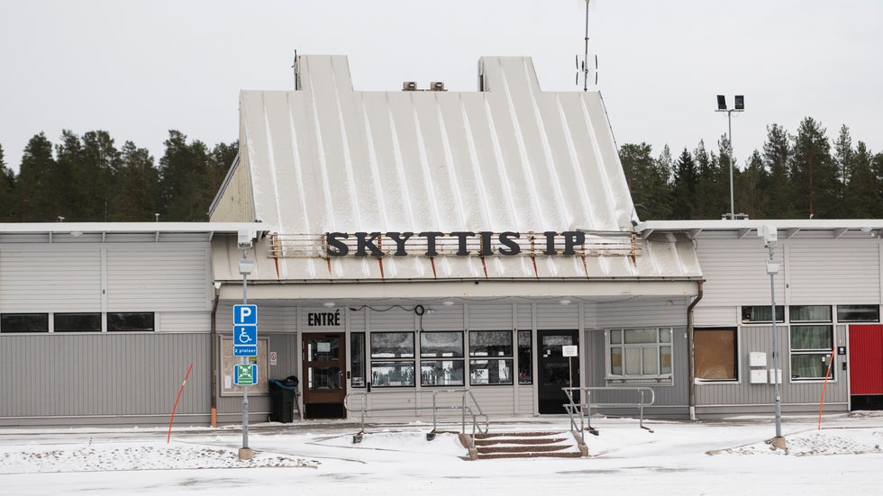Den åtalade 29-åringen ska ha smygfilmat kvinnliga fotbollspelare i omklädning och dusch på Skyttis.