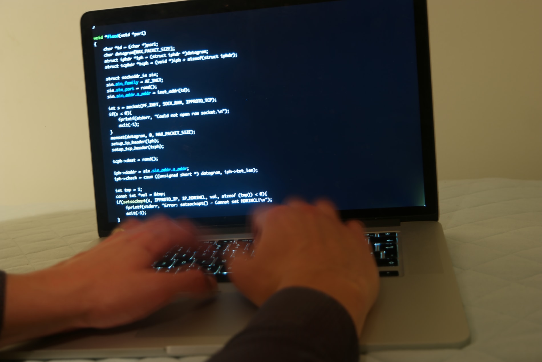 Hackare försöker få användare att ladda ned virus, nu senast lockar de med AI. Arkivbild.