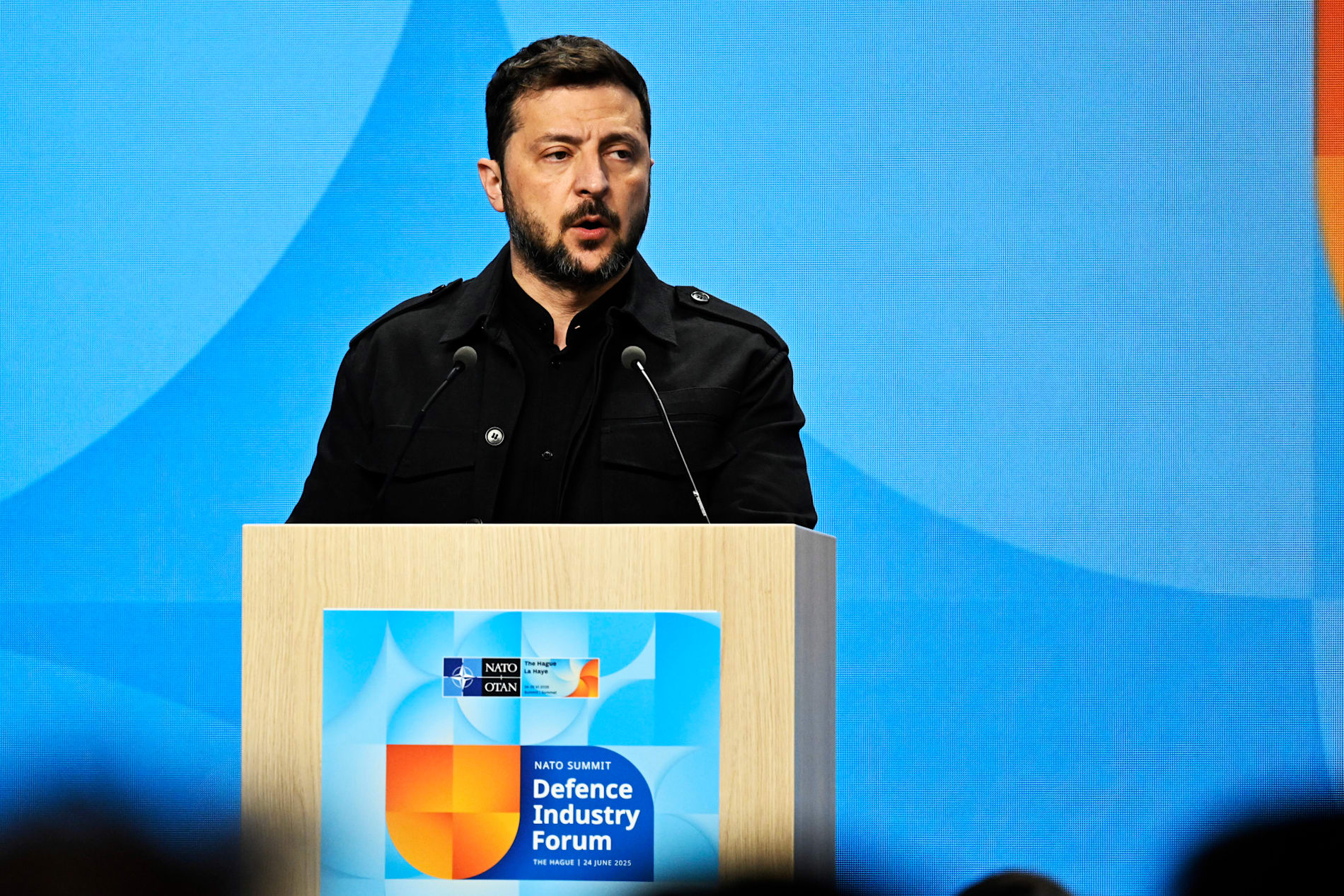 Volodymyr Zelenskyj rasar mot ryska attackerna.