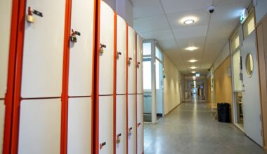 Över 40 kommuner har sökt igenom elevers väskor