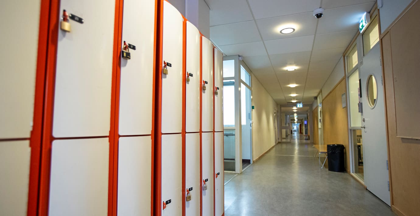 Över 40 kommuner har sökt igenom elevers väskor