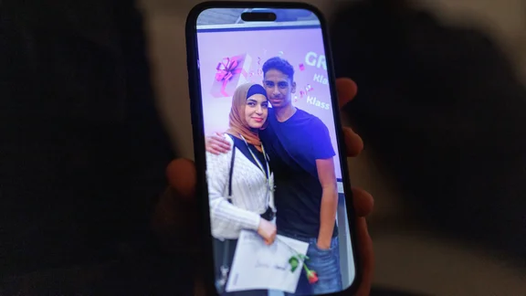 Aiham var självklart med på sin mammas examen.