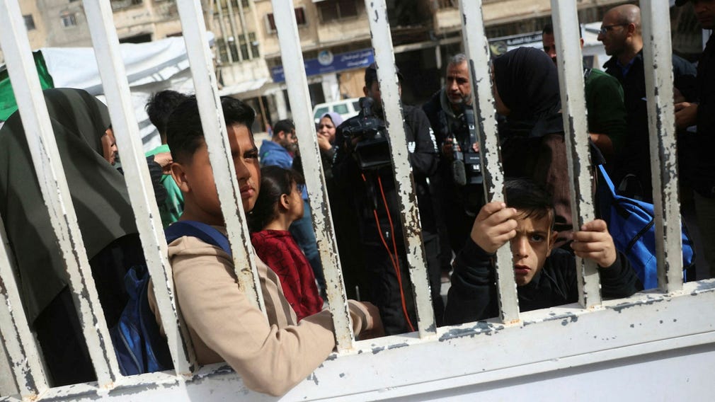 Palestinier väntar vid gränsövergången.